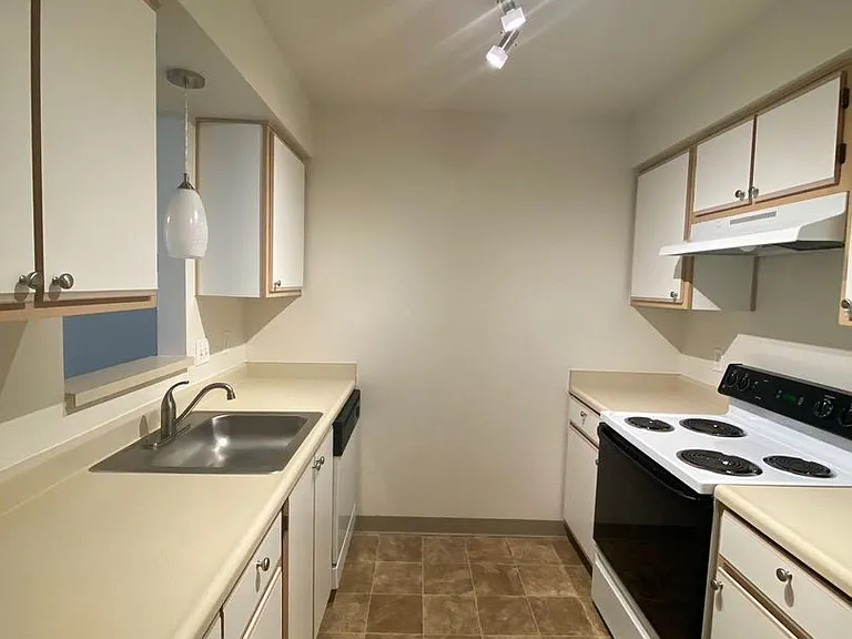 Sunrise Pointe Apartments — Photo 27