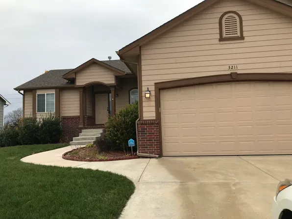 3211 S Bluelake Ct, Wichita, KS 67215