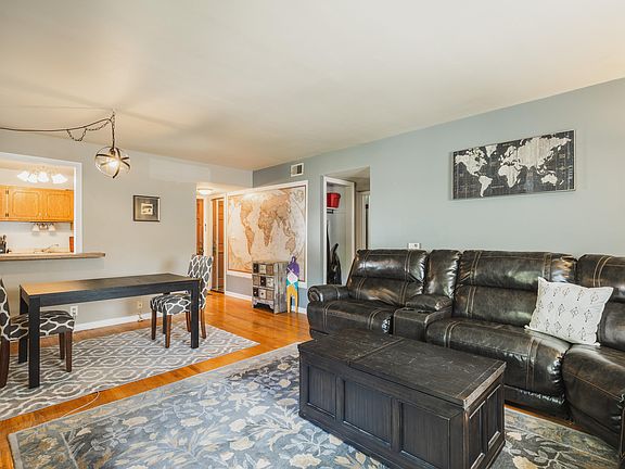 4th image of 1336 E Randolph Ct