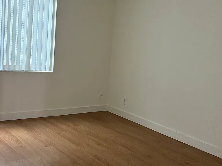 686 S Ardmore Ave #101 — Photo 7