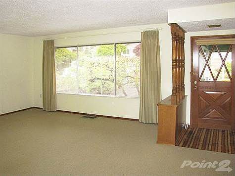Large, centrally located traffic-free living room