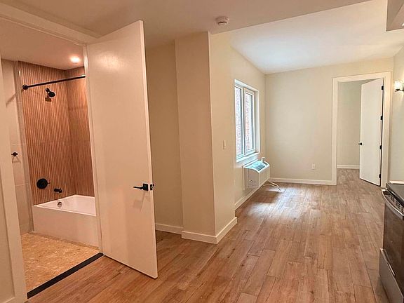 3rd image of 2336 Valentine Ave #3D