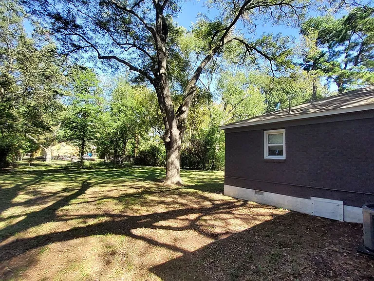 3994 Oak Cliff Rd — Photo 3