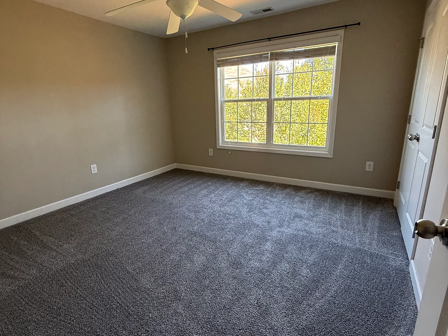 5 bed, 3686 sqft, $860 — Photo 3