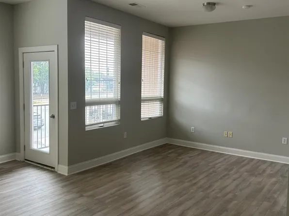 360 S Elm St APT 108, Greensboro, NC 27401
