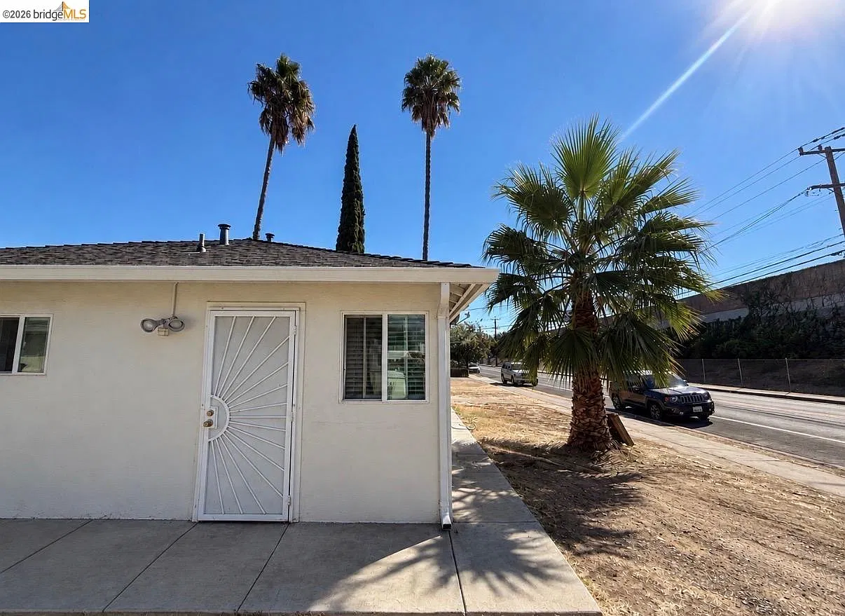 2 bed, 1.0 bath, 900 sqft, $2,075 — Photo 2