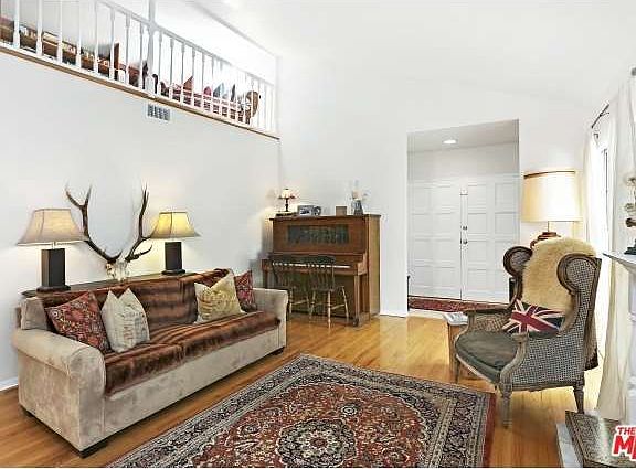 3rd image of 8937 Holly Pl