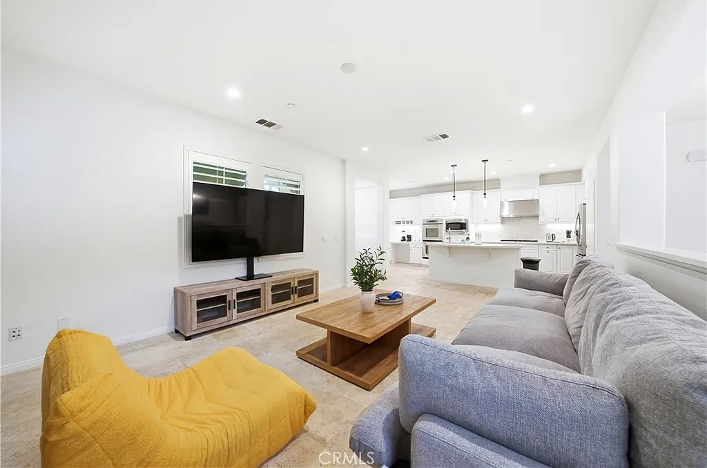 3 bed, 3.5 bath, 2134 sqft, $5,500 — Photo 2
