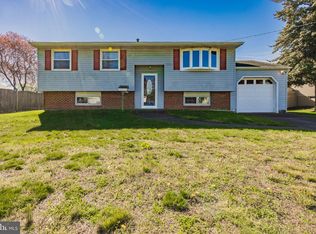 102 Hobart Dr, Laurel Springs, NJ 08021