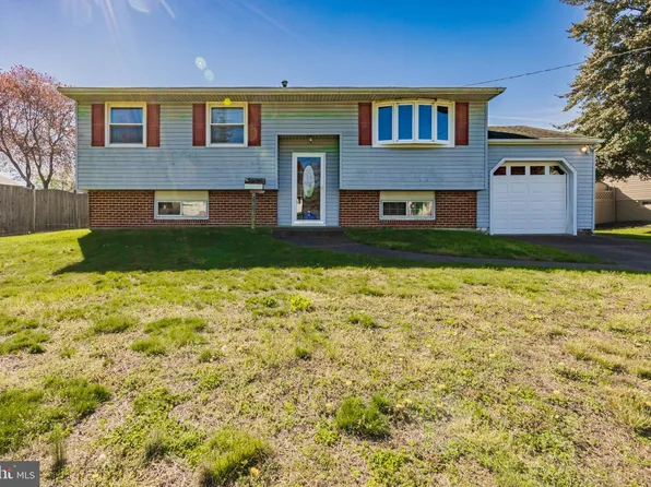 102 Hobart Dr, Laurel Springs, NJ 08021