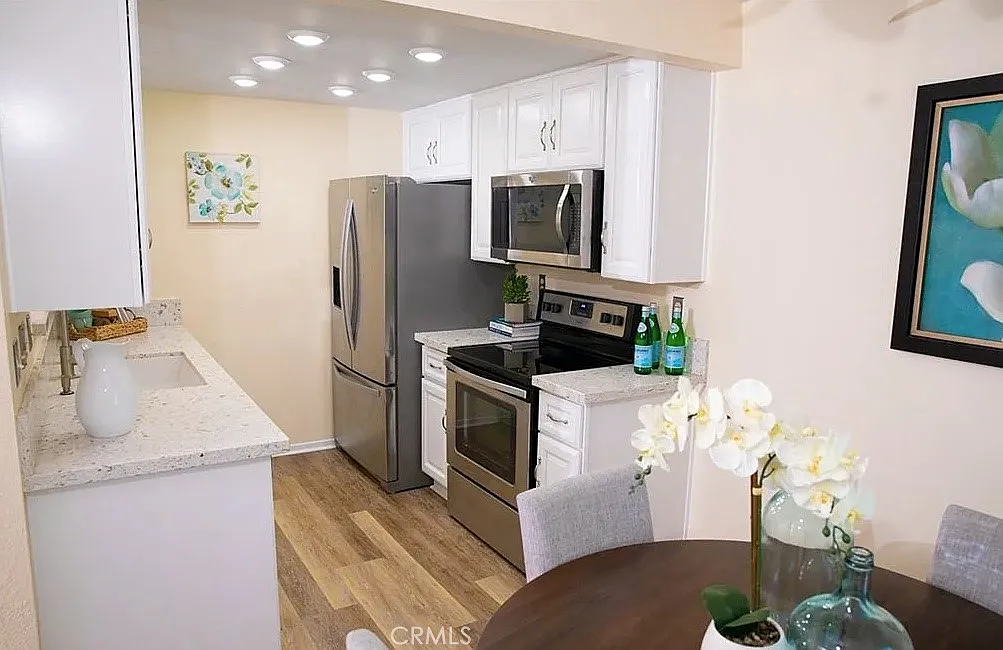 2 bed, 704 sqft, $2,950 — Photo 2