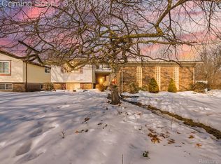 2365 Niagara Dr, Troy, MI 48083