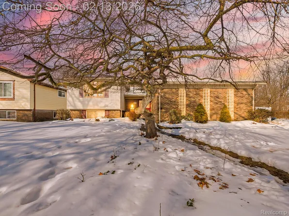 2365 Niagara Dr, Troy, MI 48083