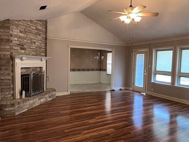 Living Room Looking Into Breakfast Nook