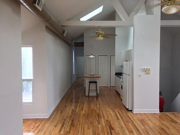 3rd image of 1252 N Wood St APT 3
