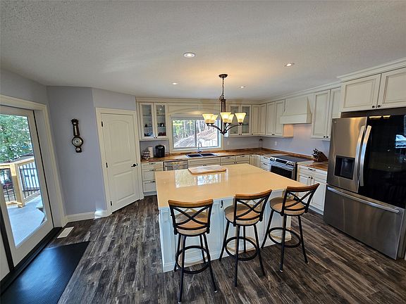 5th image of 565 Clearwater Valley Rd