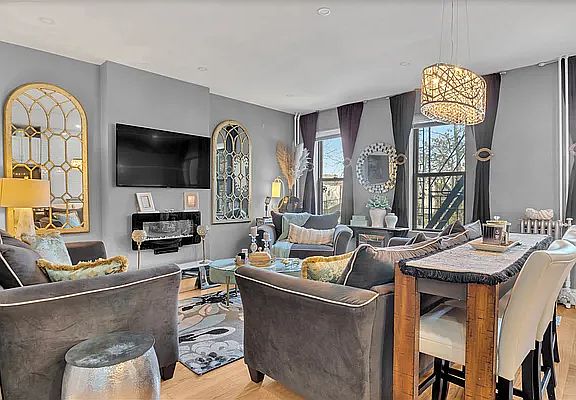 4th image of 163 Chestnut St