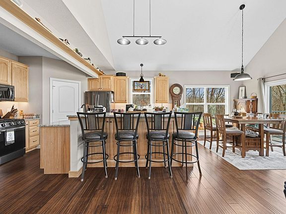 4th image of 122 Thornbush Dr