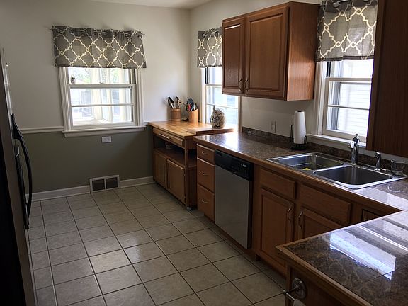 Kitchen w/stainless appl.