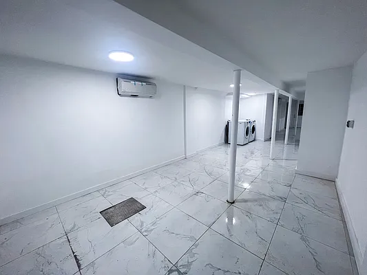 Rented by EXR | media 9