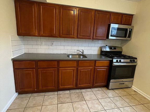 5th image of 420-422 Fabyan Pl #1