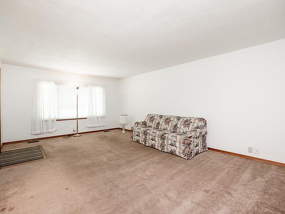 3rd image of 140 S Thorngate Dr