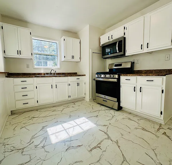 2300 Bryan St — Photo 6