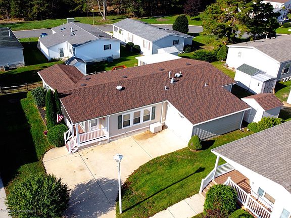 3rd image of 719 Evergreen Ct