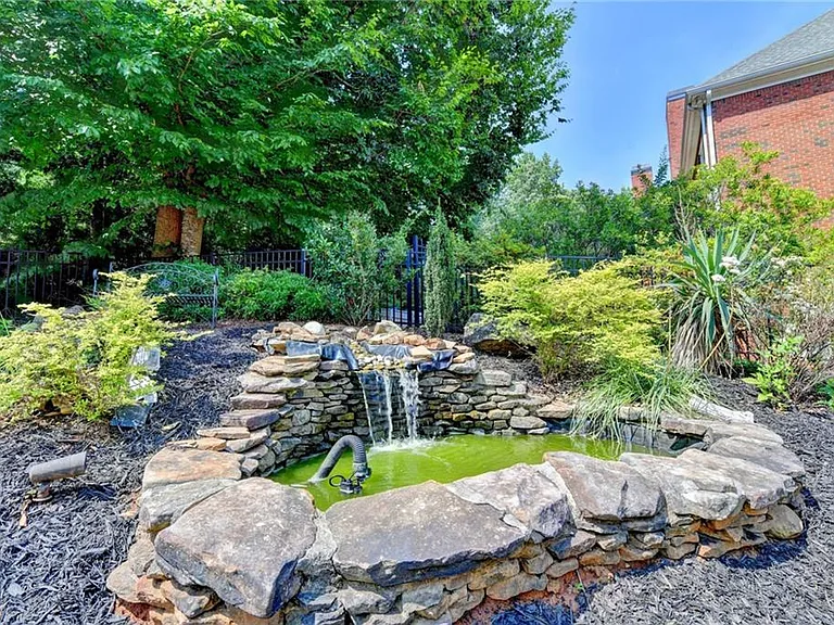 8910 Pinehurst Cv — Photo 102