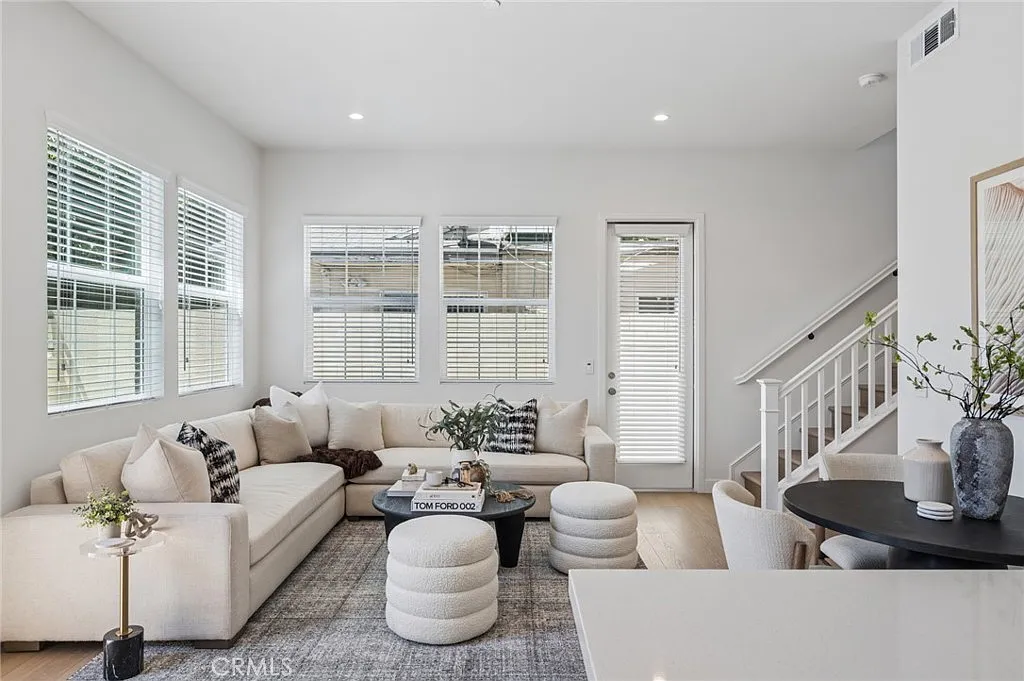 3 bed, 2.5 bath, 1441 sqft, $5,250 — Photo 4