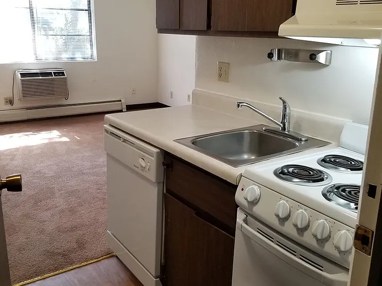 Studio Available Now! ~Blocks from the Capitol Square~ — Photo 8