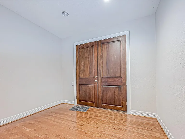 316 Litchfield Ln — Photo 3