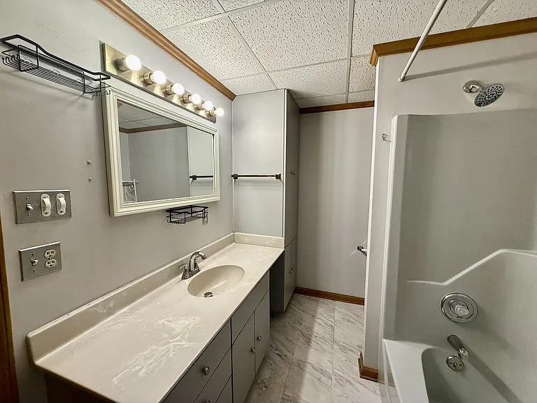 Full Bathroom with Tub