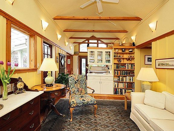 4th image of 215 Groom Ln