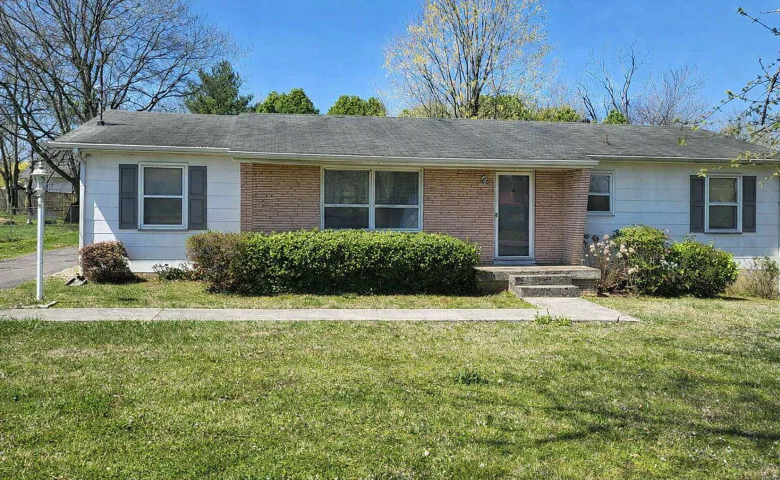 3 bed, 1.0 bath, 1021 sqft, $1,599 — Photo 1