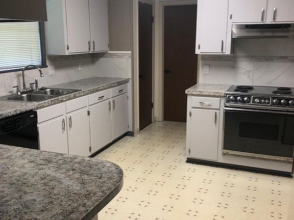 5th image of 71 Janell Dr