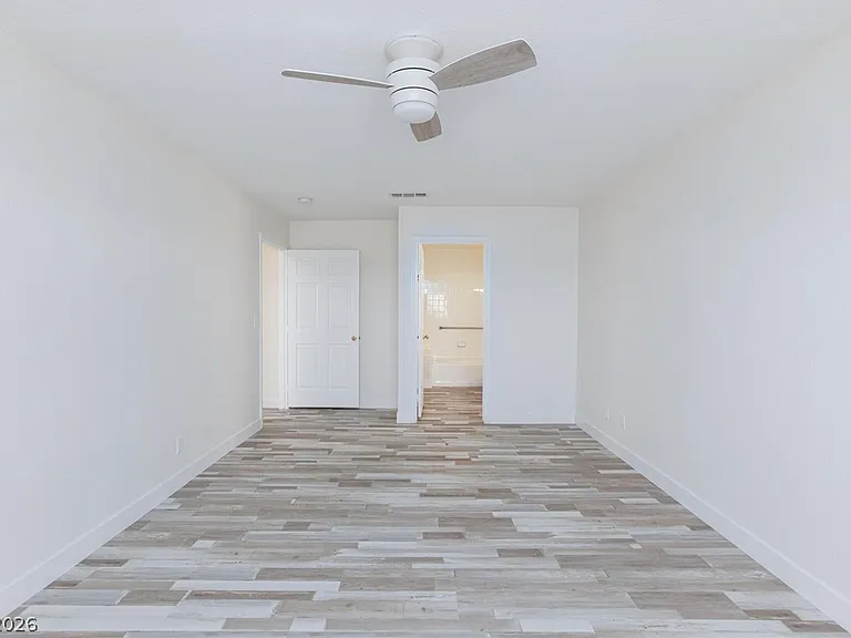 8048 W Rochelle Ave — Photo 22