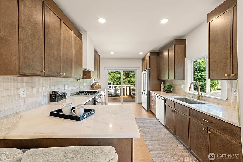 5th image of 520 30th Avenue E