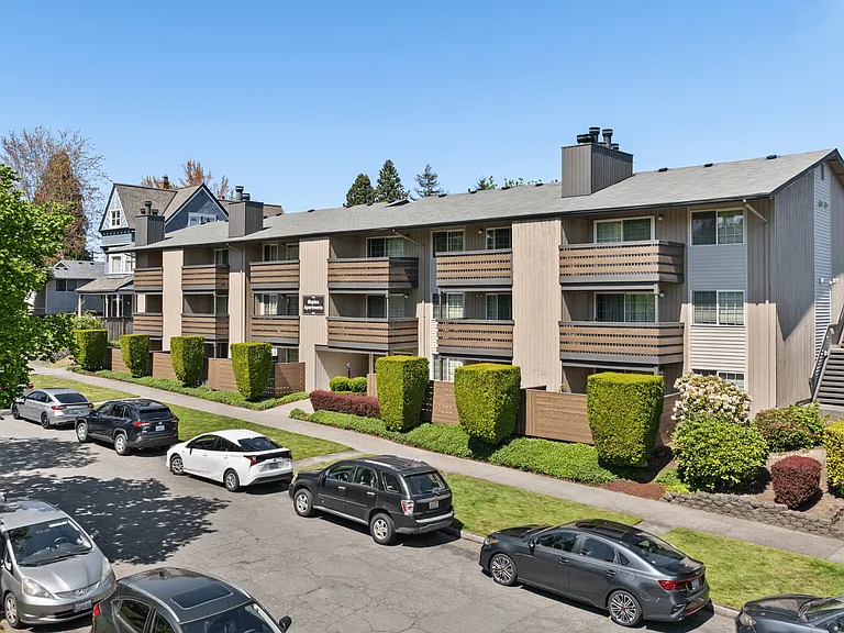 Apartment Exterior l Maples Apartments l Tacoma, WA