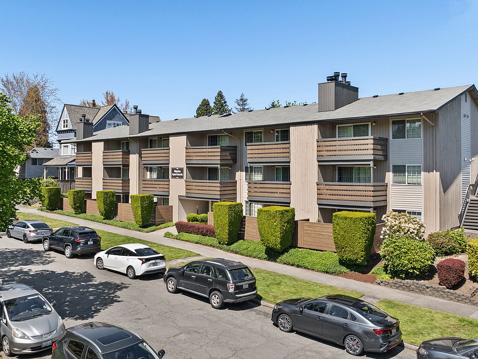 Apartment Exterior l Maples Apartments l Tacoma, WA