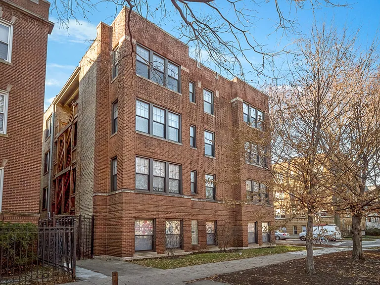 1941 W Winnemac Ave — Photo 1