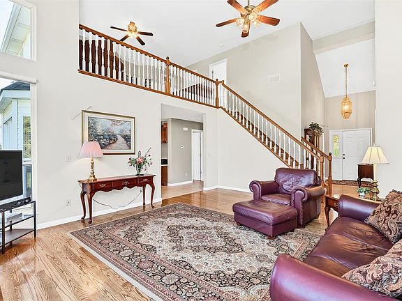 4th image of 285 Waterford Crystal Dr