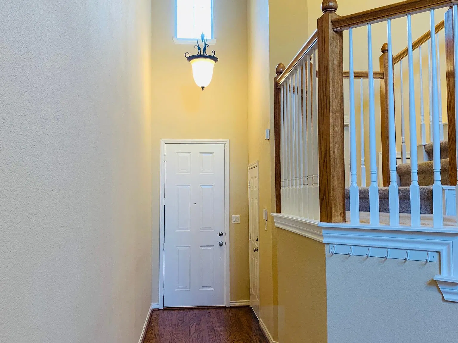 2 bed, 2.5 bath, 1631 sqft, $2,200 — Photo 2