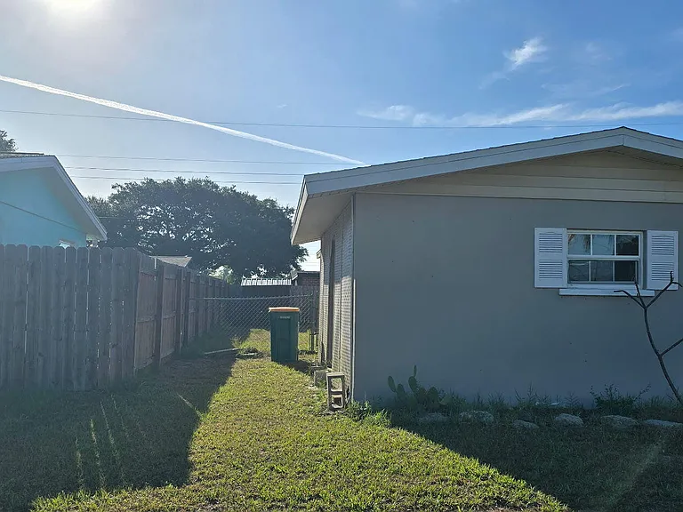 581 Oxford Ave — Photo 4