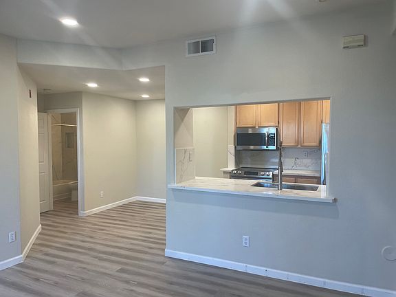 4th image of 890 Goose Lake Ct