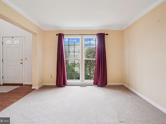 5th image of 988 Riverdale Cir
