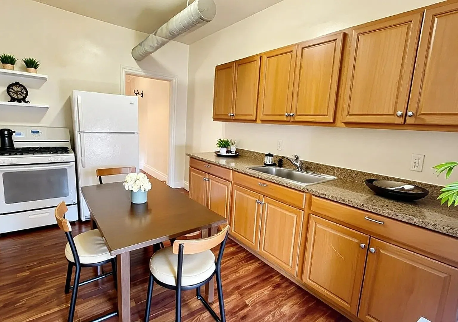 702 W King St-LDP — Photo 1