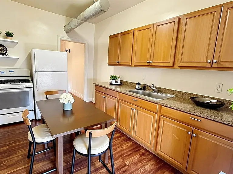 702 W King St-LDP — Photo 1