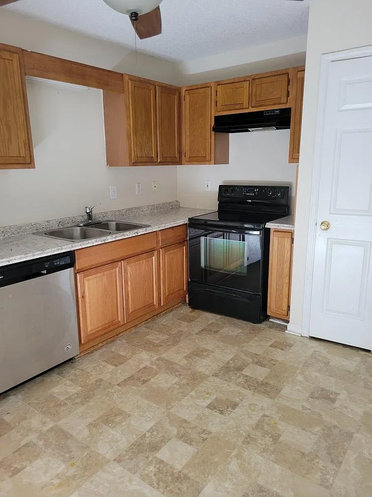 2 bed, 871 sqft, $925 — Photo 2