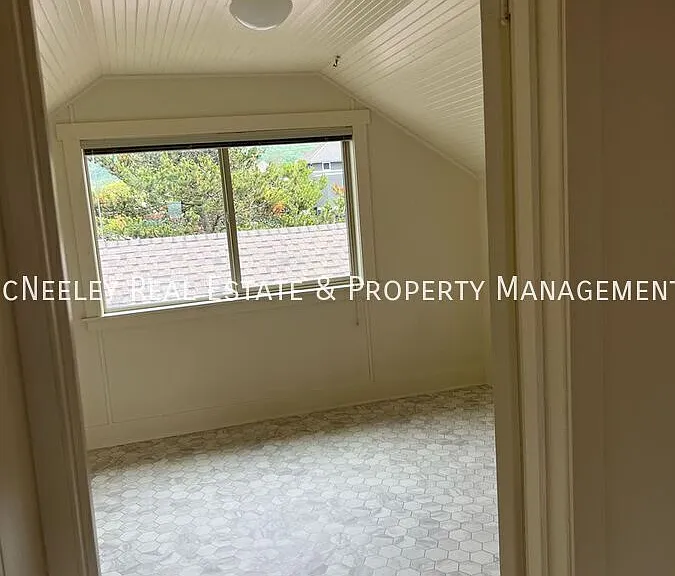 889 N Lincoln St — Photo 7